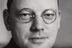 Menno ter Braak kijkend in de lens